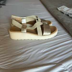 Born Sandals. Size 8.